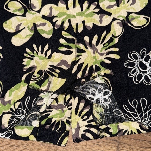 ERIN LONDON Black and Green Patterned Blouse - Picture 8 of 8